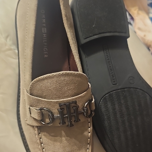 *NWT*Tommy Hilfiger Tan Loafers with Black Sole Sz. 8 - Picture 2 of 8